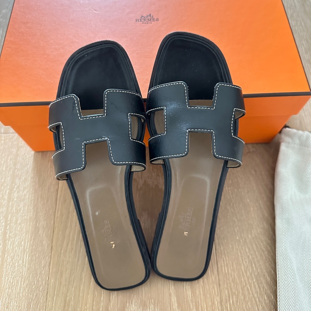 Hermes oran sandals in black